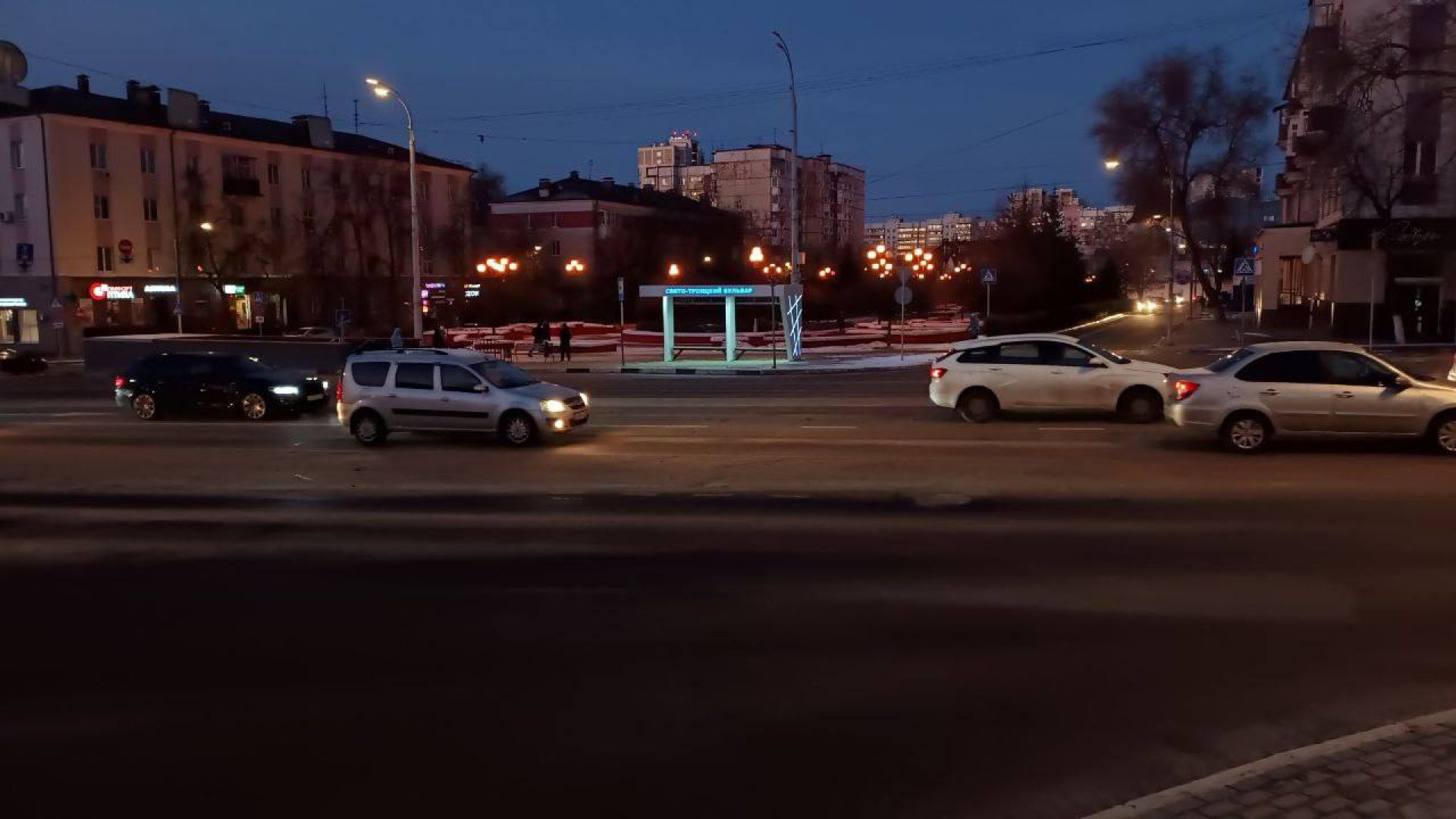 В Белгороде установили новый остановочный павильон у «Родины»