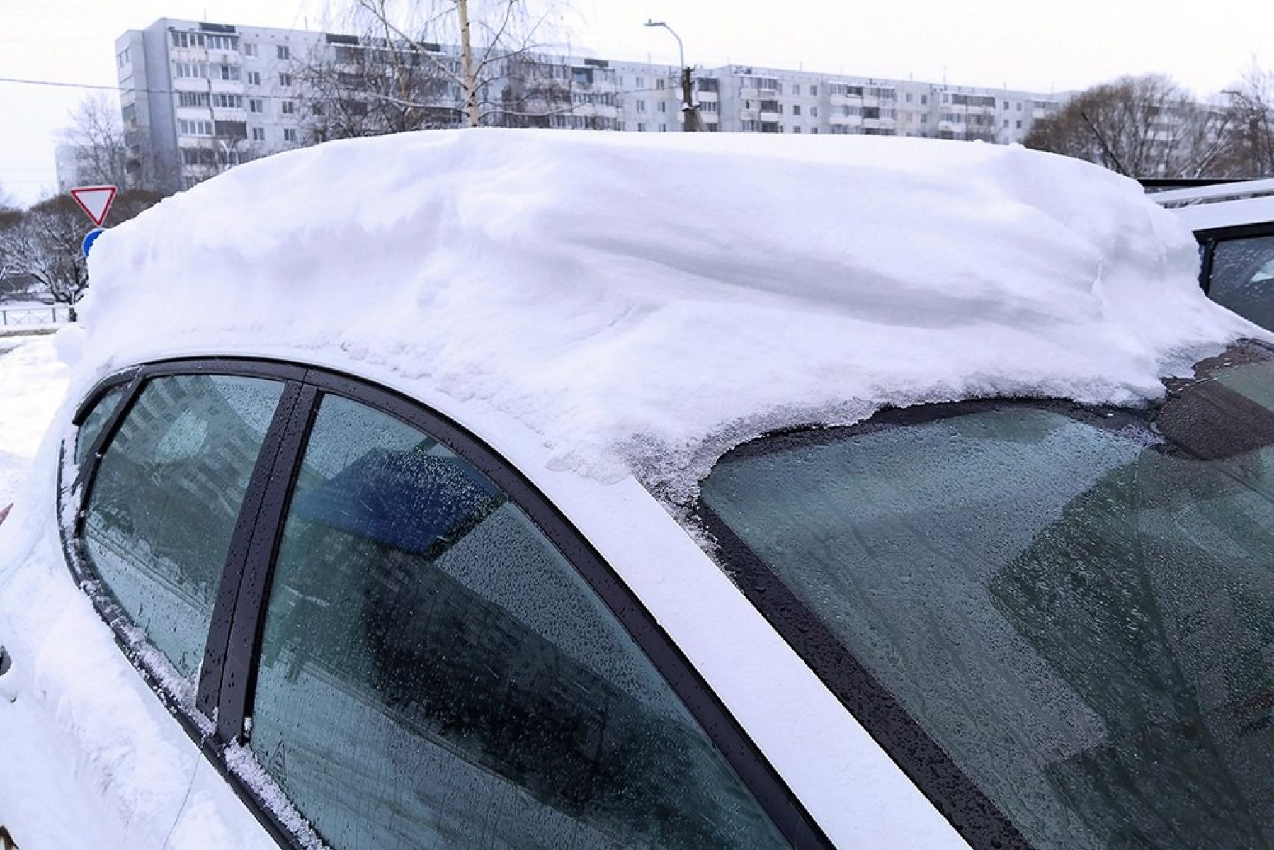 Белгородцев призвали расчищать крыши машин от снега
