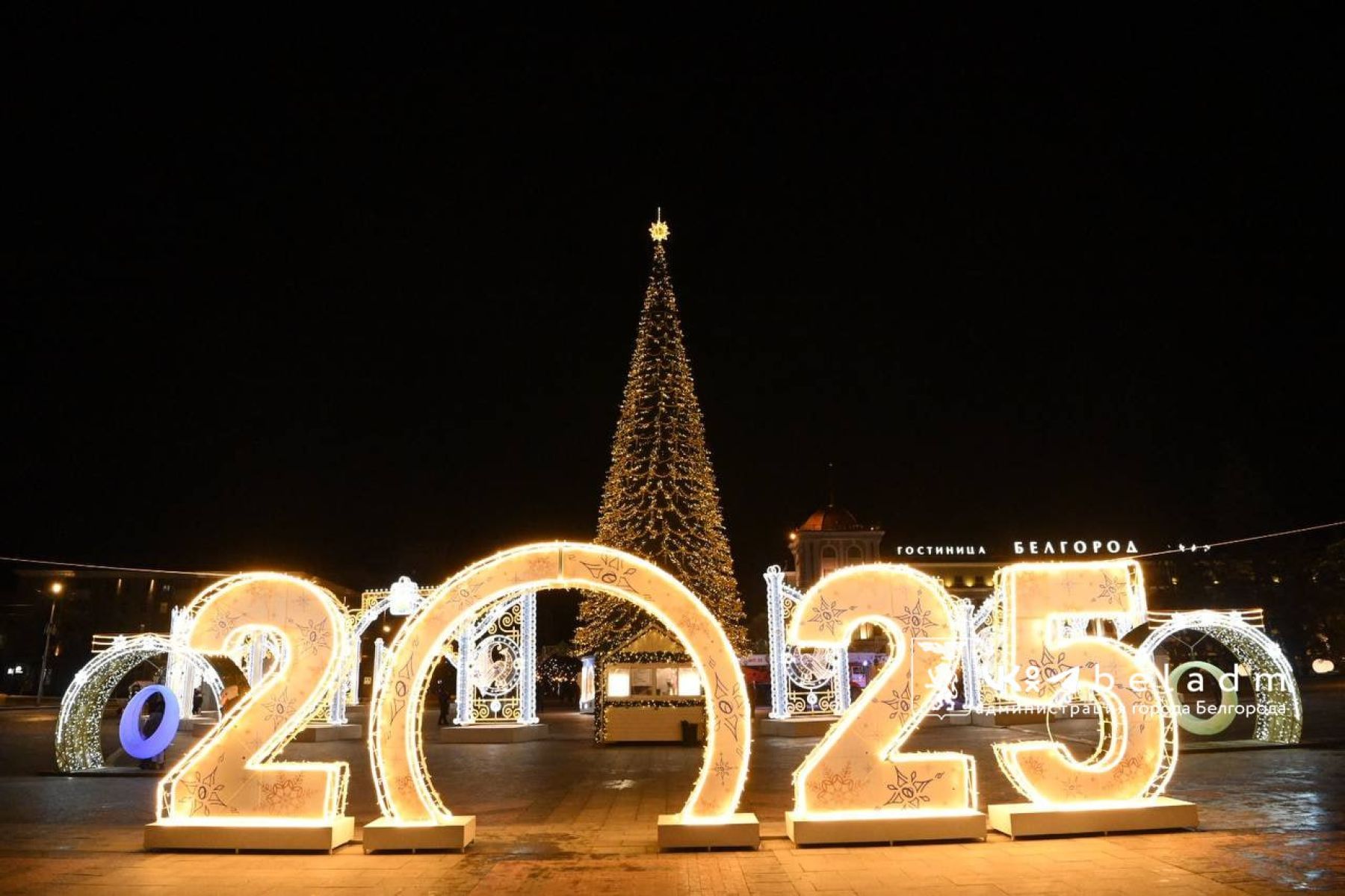 В Белгороде установили новую праздничную арку с цифрами