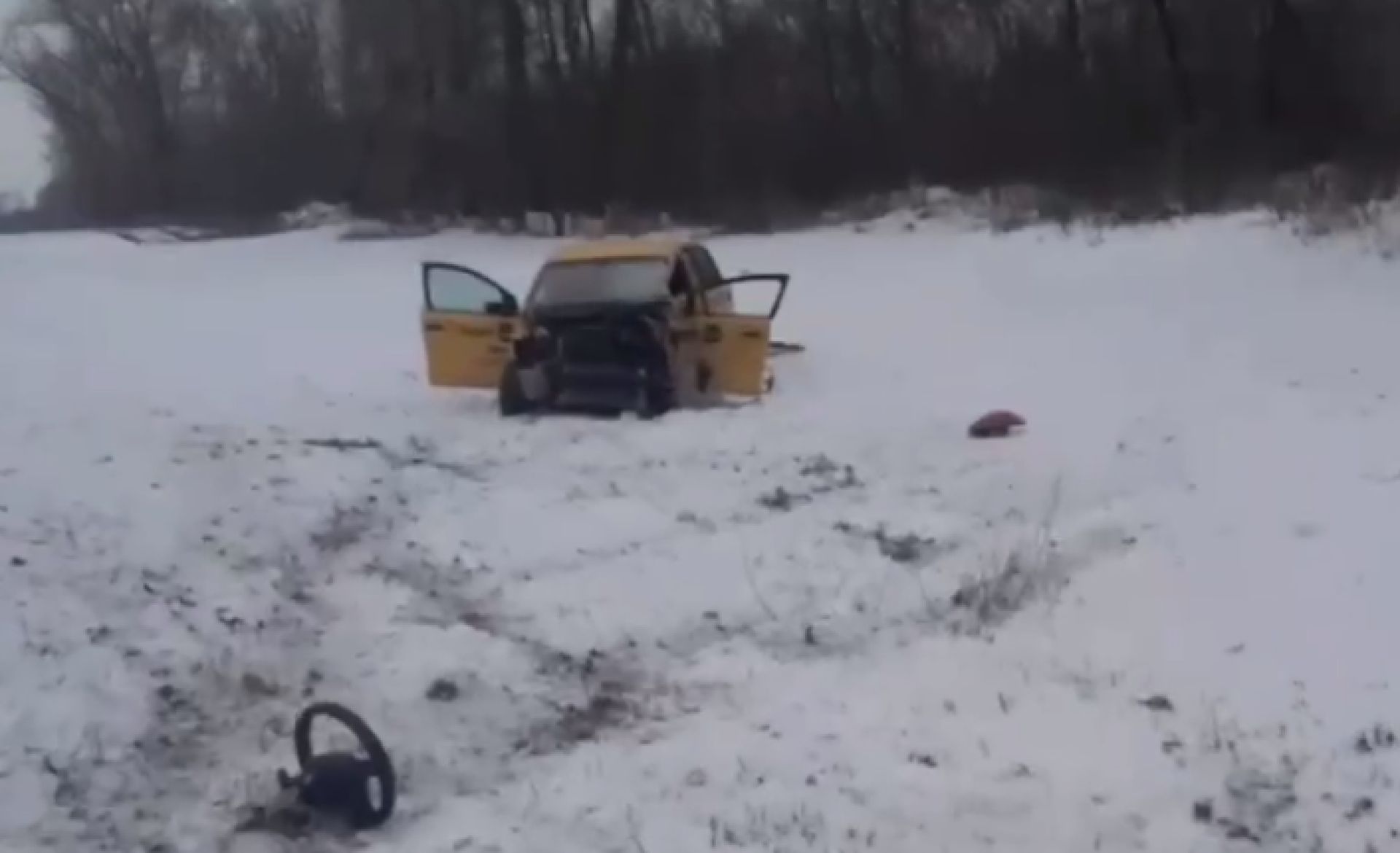 В Белгородской области таксист врезался в столб