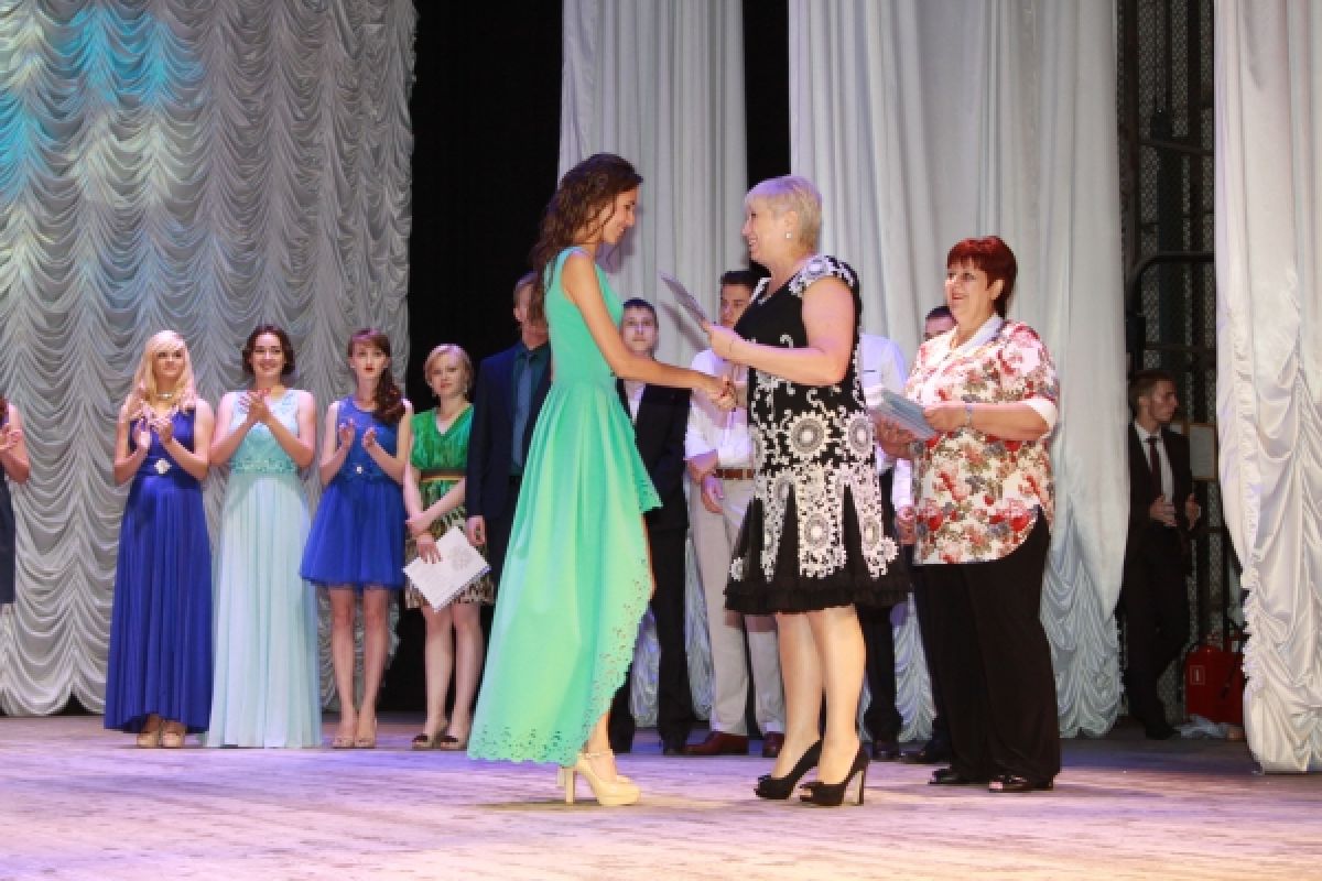 Белгородским выпускникам запретили собирать деньги на подарки учителям и выпускные торжества