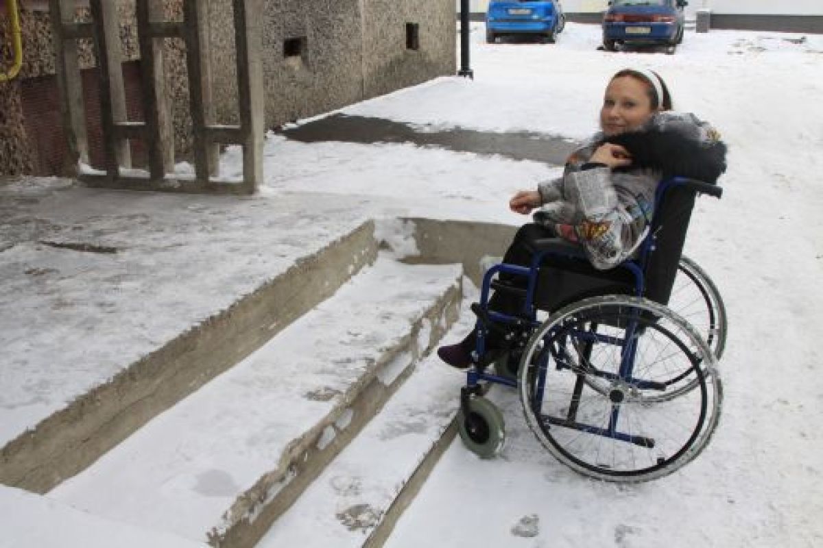 Ступеньки, которые здоровый человек даже не замечает, для инвалида-колясочника — непреодолимое препятствие