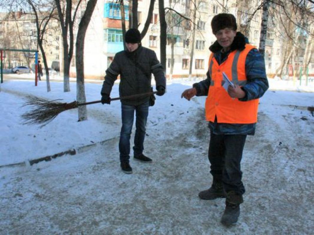 Если взяться за метлу так, как показано на фото, махать ею будет легче