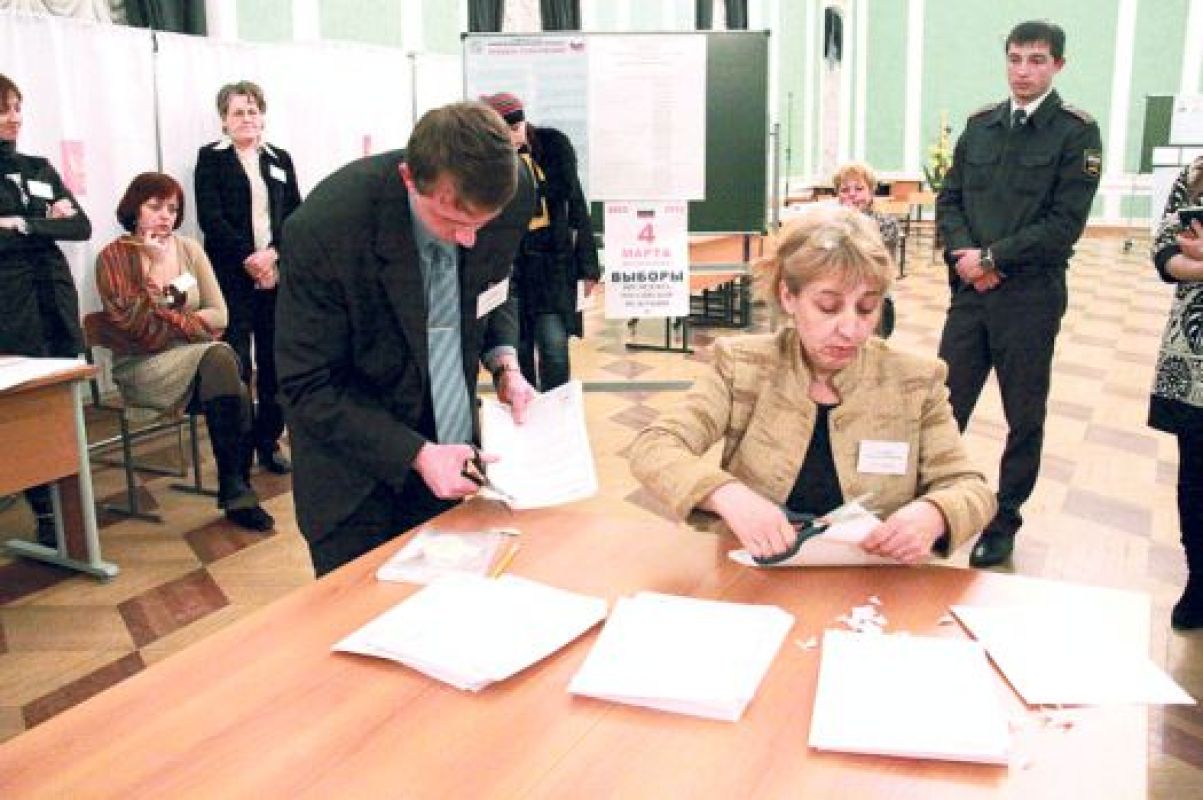 После  того как голосование завершено, все оставшиеся бюллетени гасят, отрезая у них уголки