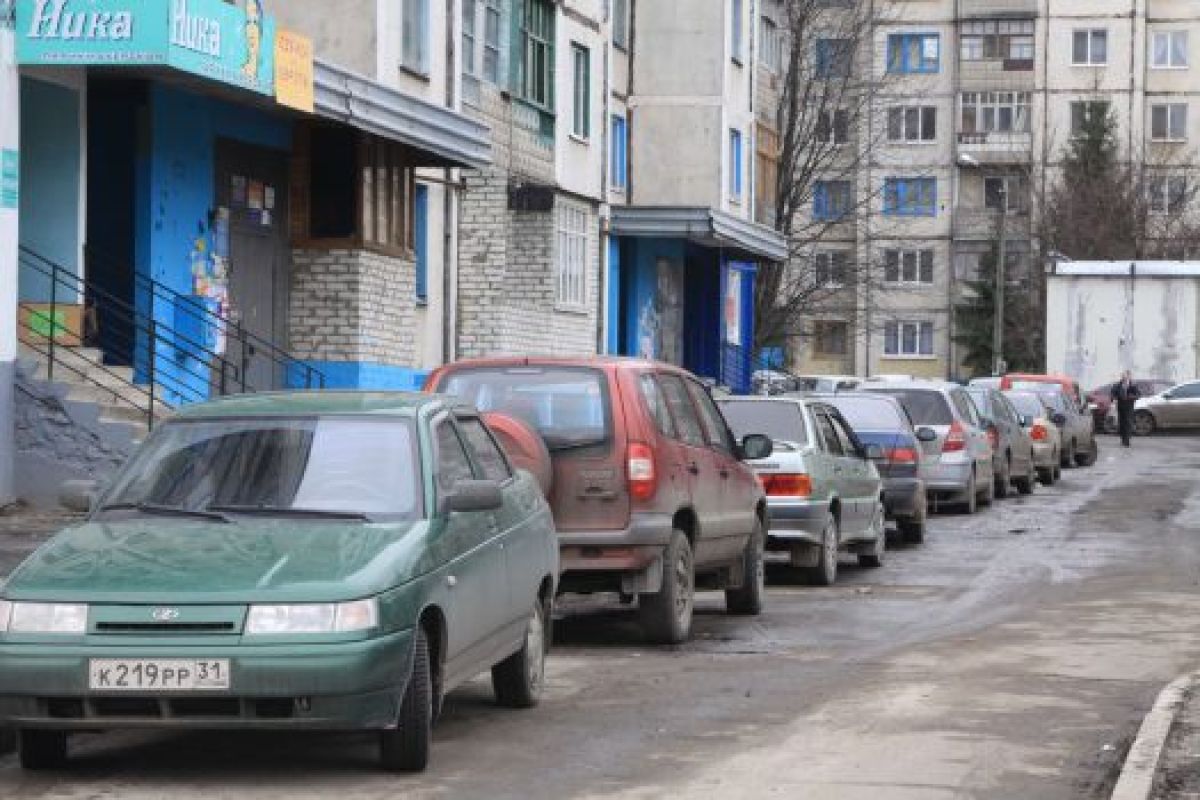 Для многих водителей двор — единственная доступная автостоянка