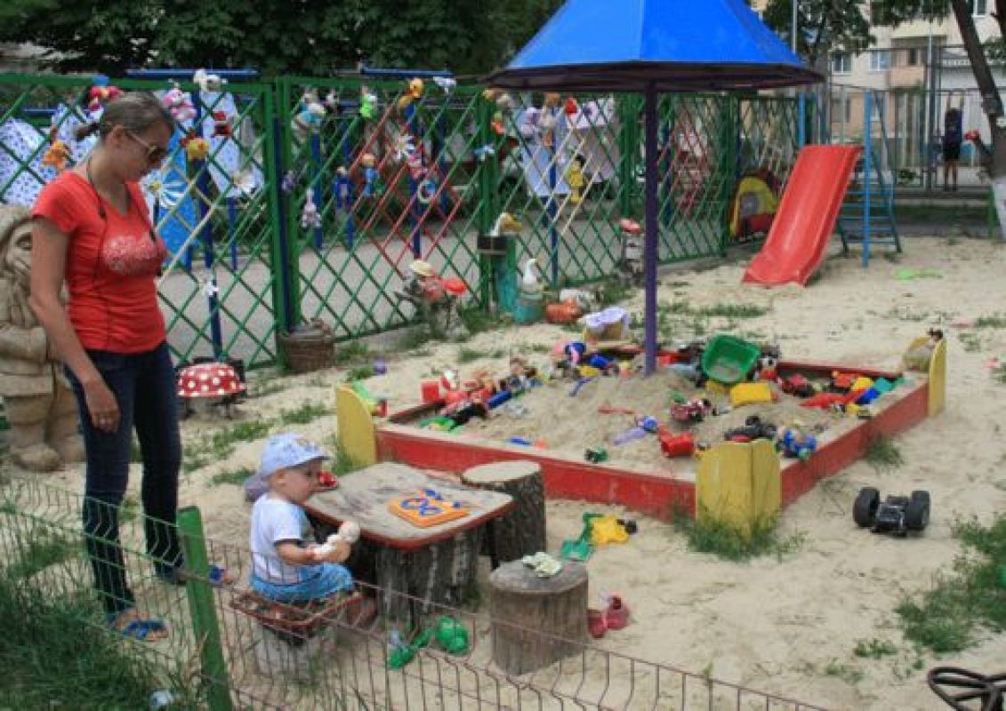 Игрушек в доме № 38 оказалось так много, что ими стали украшать решетку между детской песочницей и бельевой площадкой