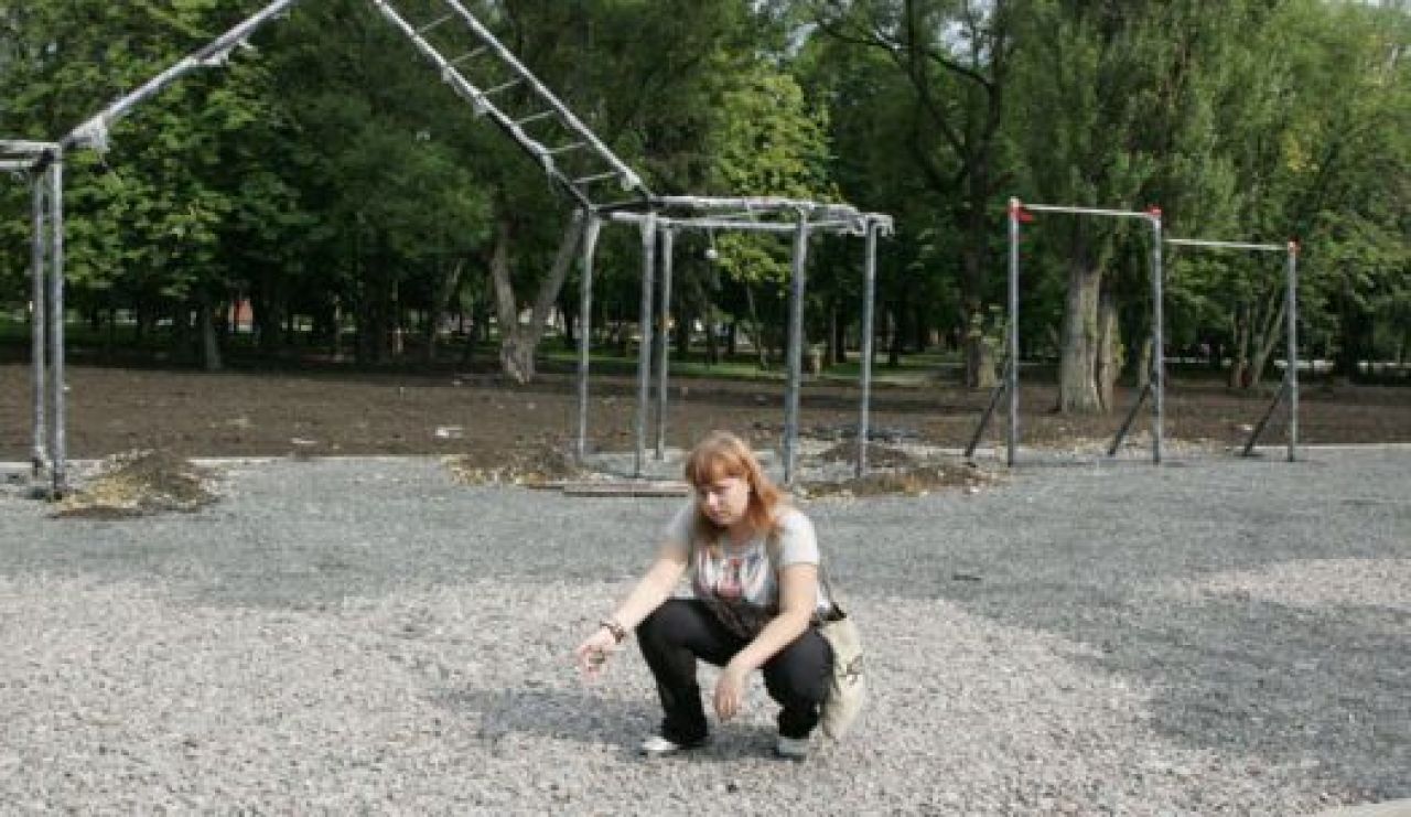 Пока площадка для воркаута засыпана гравием, но вскоре тут появится безопасное покрытие