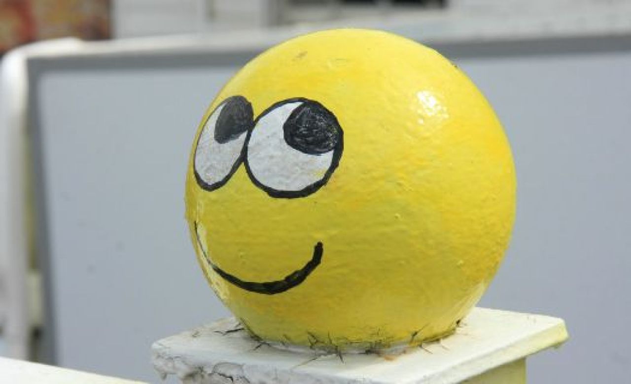 В Белгороде, на перилах моста у рынка «Салют» нарисовали разноцветные рожицы