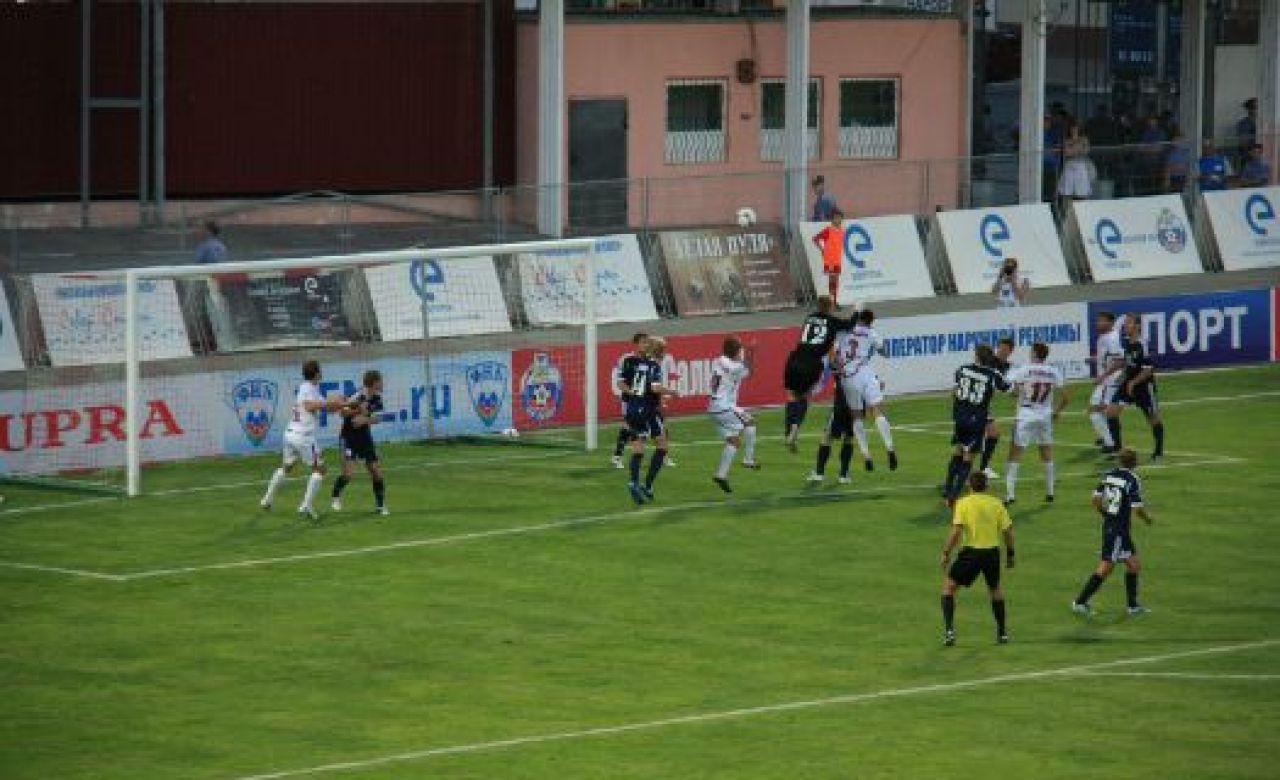Кровь, пенальти и удаления были в матче «Салюта»