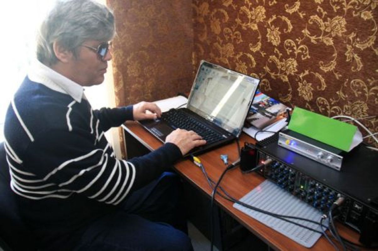 Музыку Анатолий пишет на компьютере при помощи голосовых команд