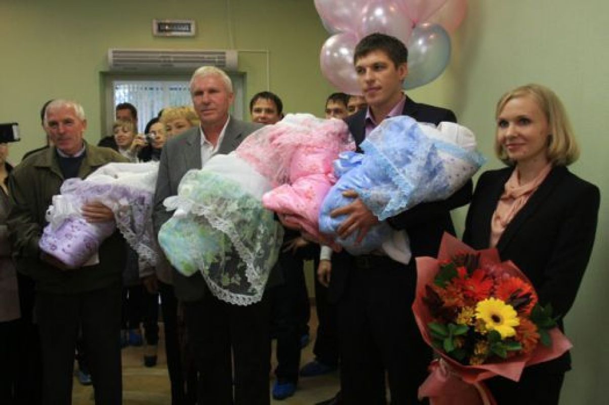 Забирать сыночка и трёх лапочек дочек в центр приехала вся мужская половина большой семьи Горбань