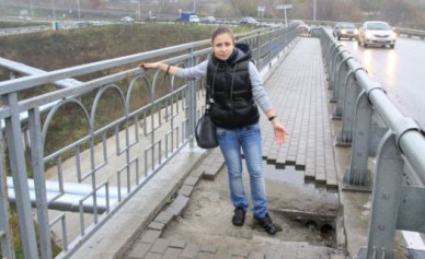 В Белгороде на развязке Щорса - Красноармейская размыло тротуар