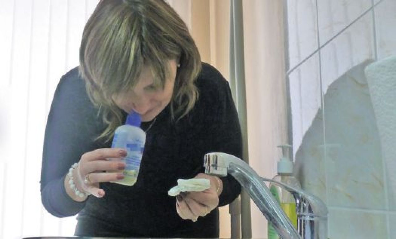 Смысл процедуры —  успеть вымыть вирус, пока он 4 — 8 часов пробирается сквозь барьеры слизистой носа