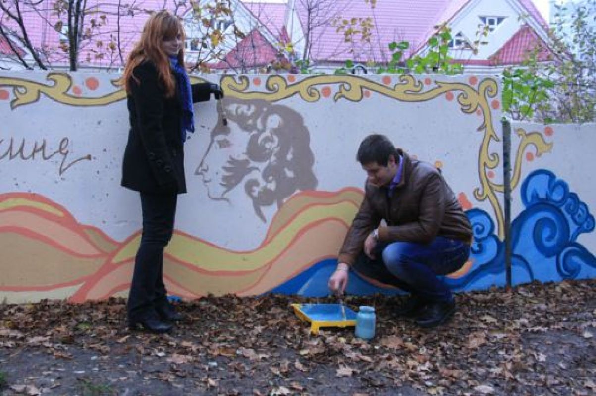 Пока студенты раскрасили 14 из 80 плит забора на аллее БГТУ имени Шухова