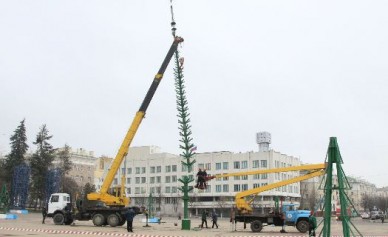 На Соборной площади Белгорода устанавливают новогоднюю ёлку