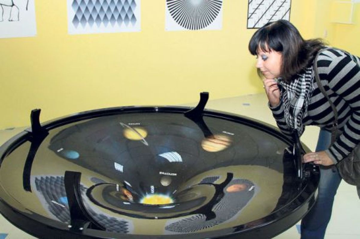 А чтобы понять, как действует чёрная дыра вселенной, нужно подойти к большому воронкообразному объекту с планетами нашей солнечной системы и бросить туда монетку