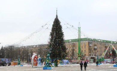 На центральной площади Белгорода установили точно такую же ёлку, как в прошлом году