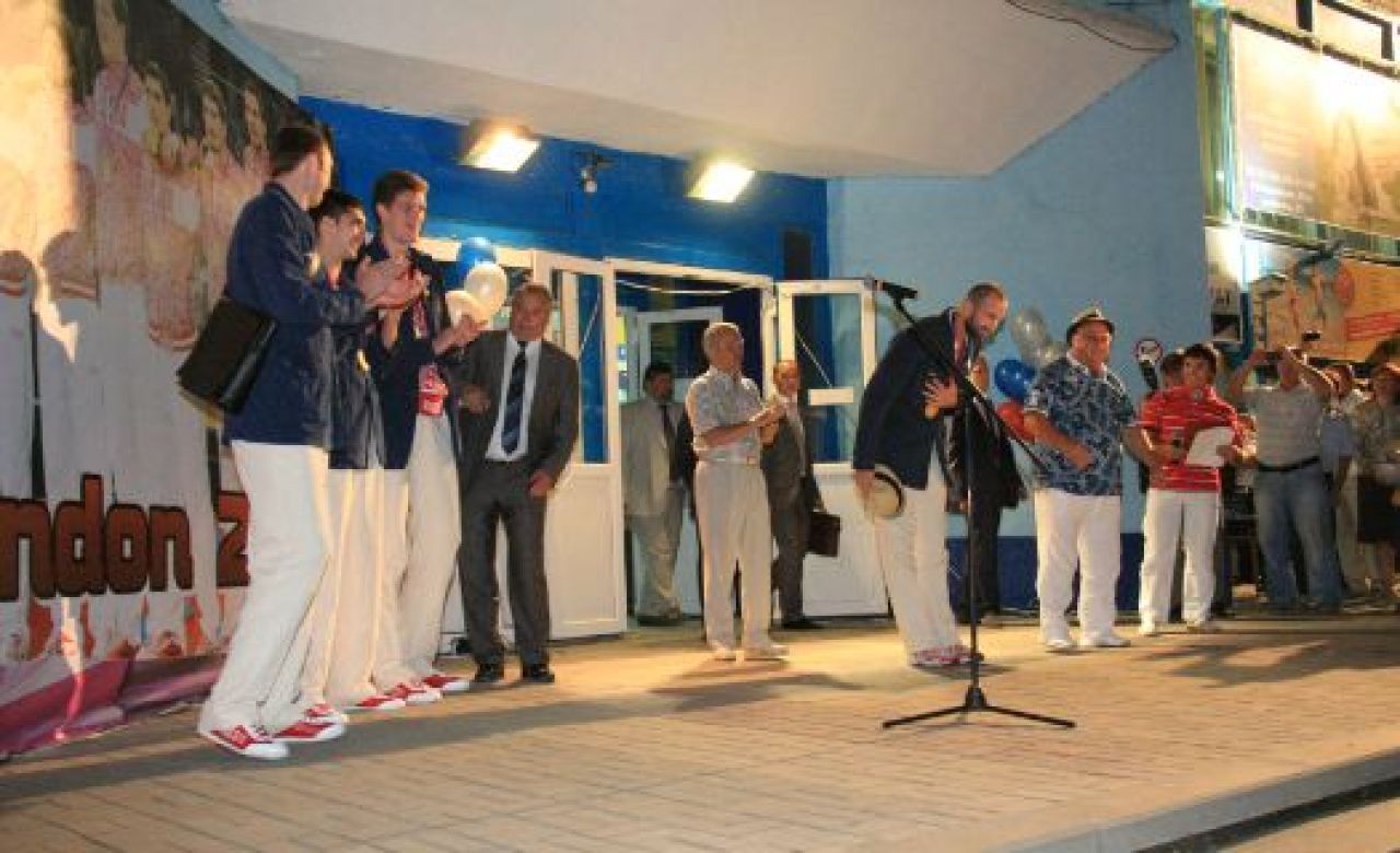 Сергей Тетюхин кланяется болельщикам