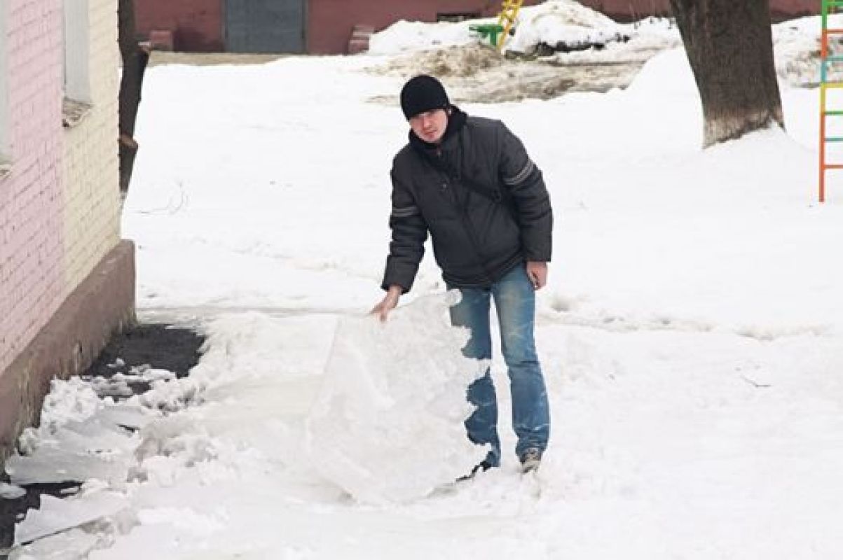 Падающие с крыш домов гигантские ледяные глыбы оказываются фактически неподъёмными. От такого удара может и каска не спасти