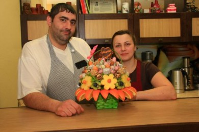 Белгородская супружеская пара сделала для мэра букет из фруктов