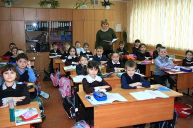 Школьников поделили на своих и чужих