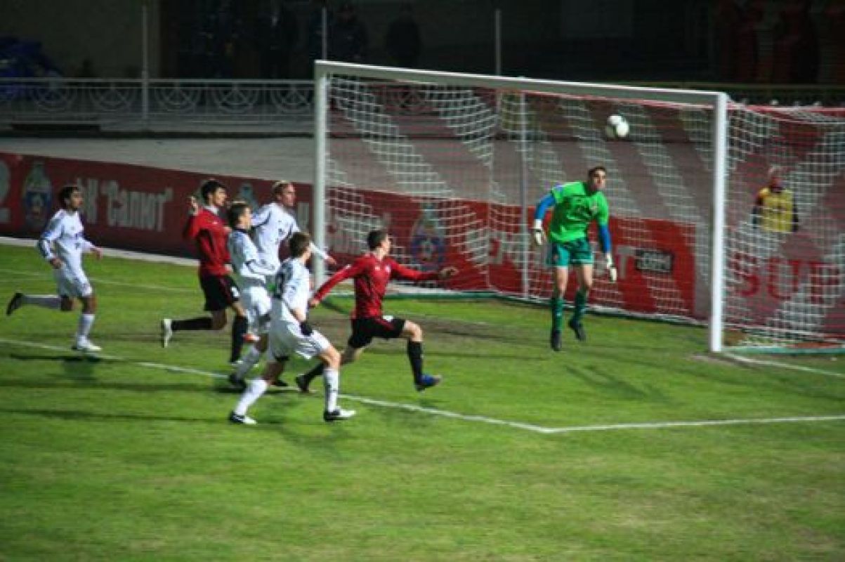 Наш клуб опустился в зону вылета — у них с подмосковными «Химками» по 18 очков. От идущего на спасительном 15-м месте астраханского «Волгаря» отделяет лишь одно очко