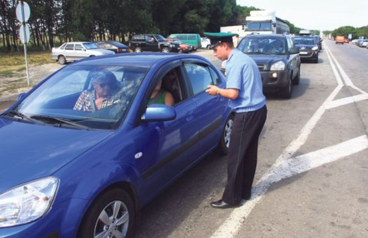 Желающие позагорать  в Крыму и прогуляться по Харькову стояли на границе по 5 — 6 часов