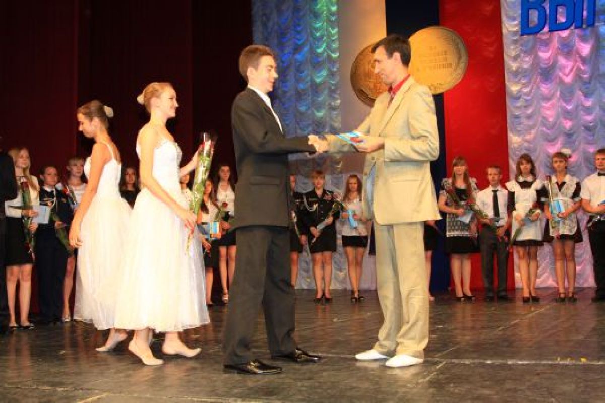 Белгородским медалистам вручили по пять тысяч рублей