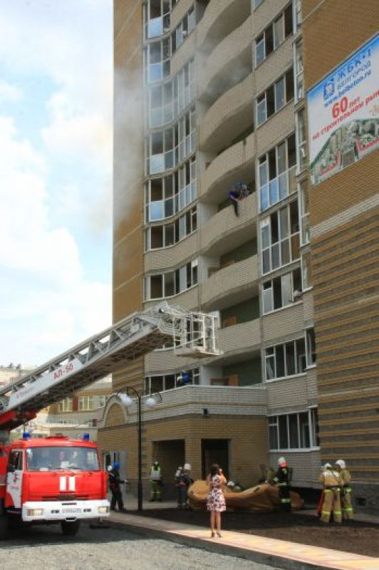 В Белгороде пожарные вытащили людей из "горящего" дома