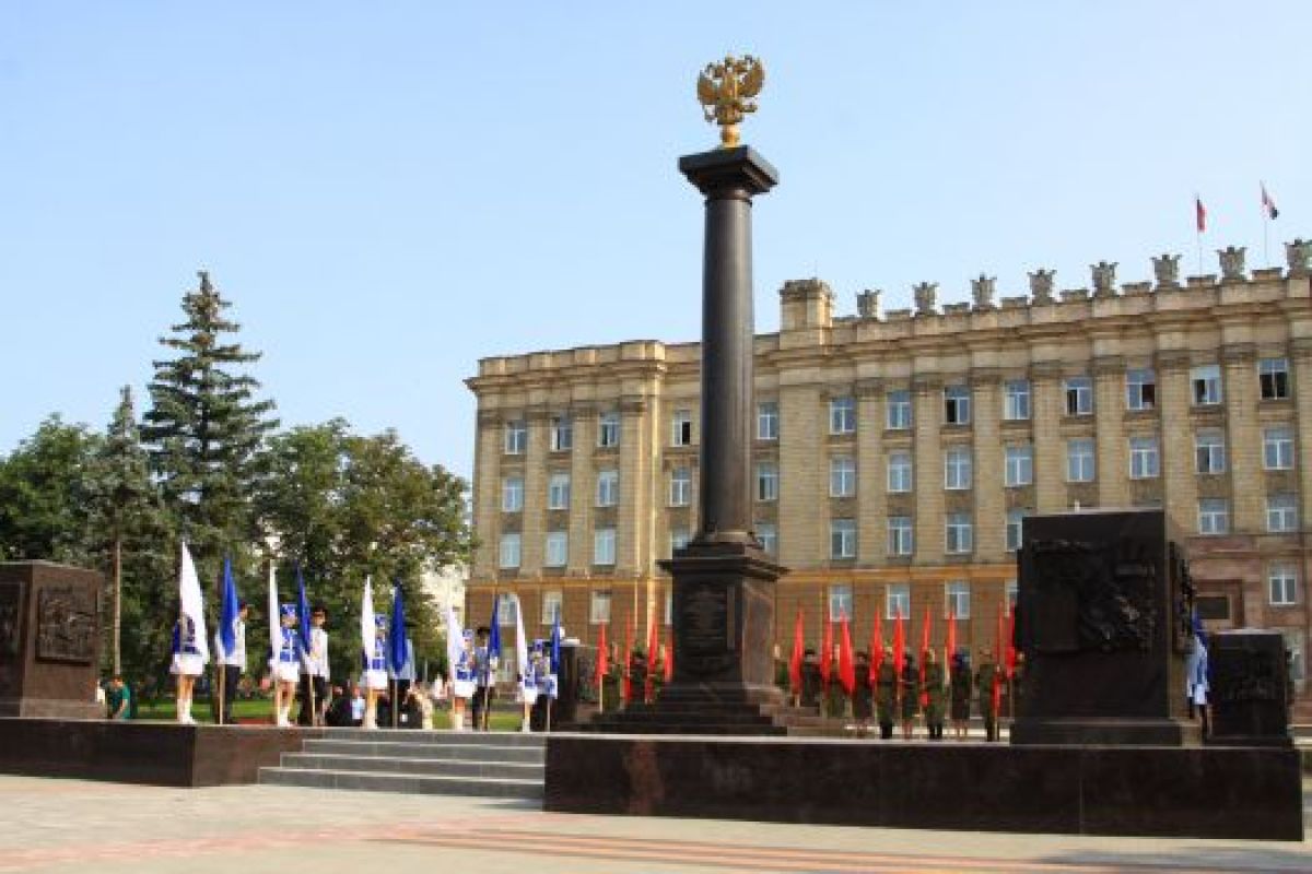 В Белгороде в честь открытия стелы на Соборной площади прошёл парад