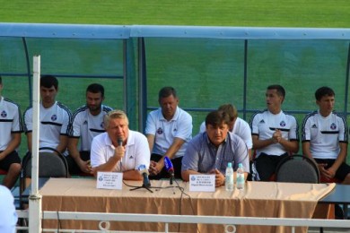 На встрече с болельщиками футболисты «Салюта» подарили им мячи