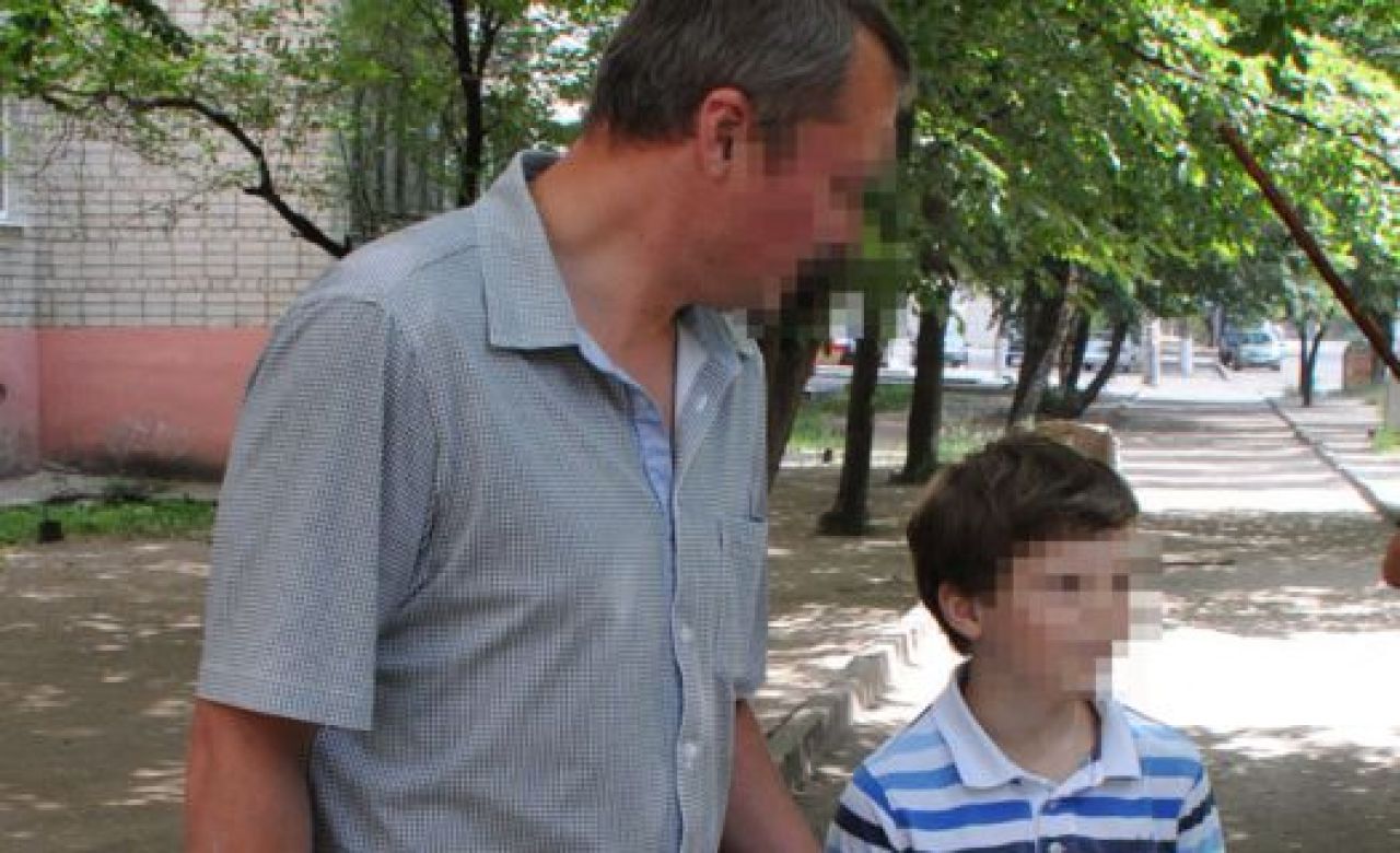 Отец пострадавшего мальчика (на фото) приговором доволен: «Главное — показать, что детей бить нельзя ни при каких обстоятельствах»