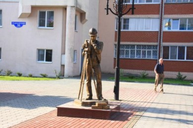 В Белгороде появился задумчивый строитель из бронзы