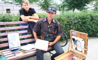 Художник-байкер рисует портреты на улицах Белгорода