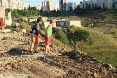 В Белгороде жители улицы Губкина боятся упасть с обрыва