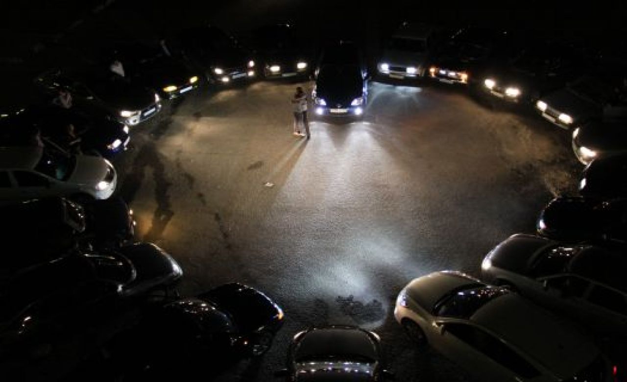 Белгородец поздравил любимую с годовщиной, выстроив машины в форме сердца