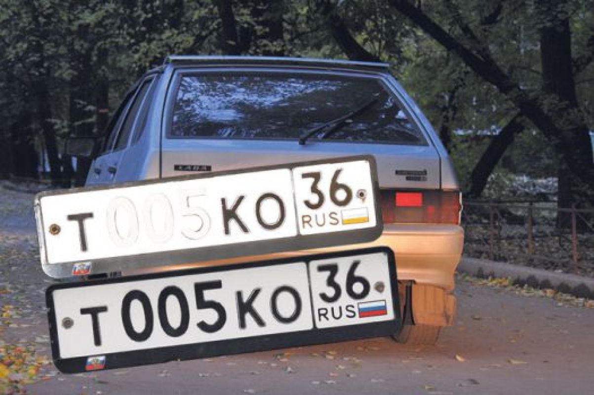 Номера, обклеенные плёнкой-невидимкой, 
легко распознать, посветив на них фарами. 
И сотрудникам ГИБДД это хорошо известно...