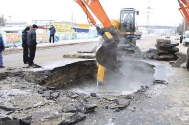 Асфальт провалился из-за гнилой трубы