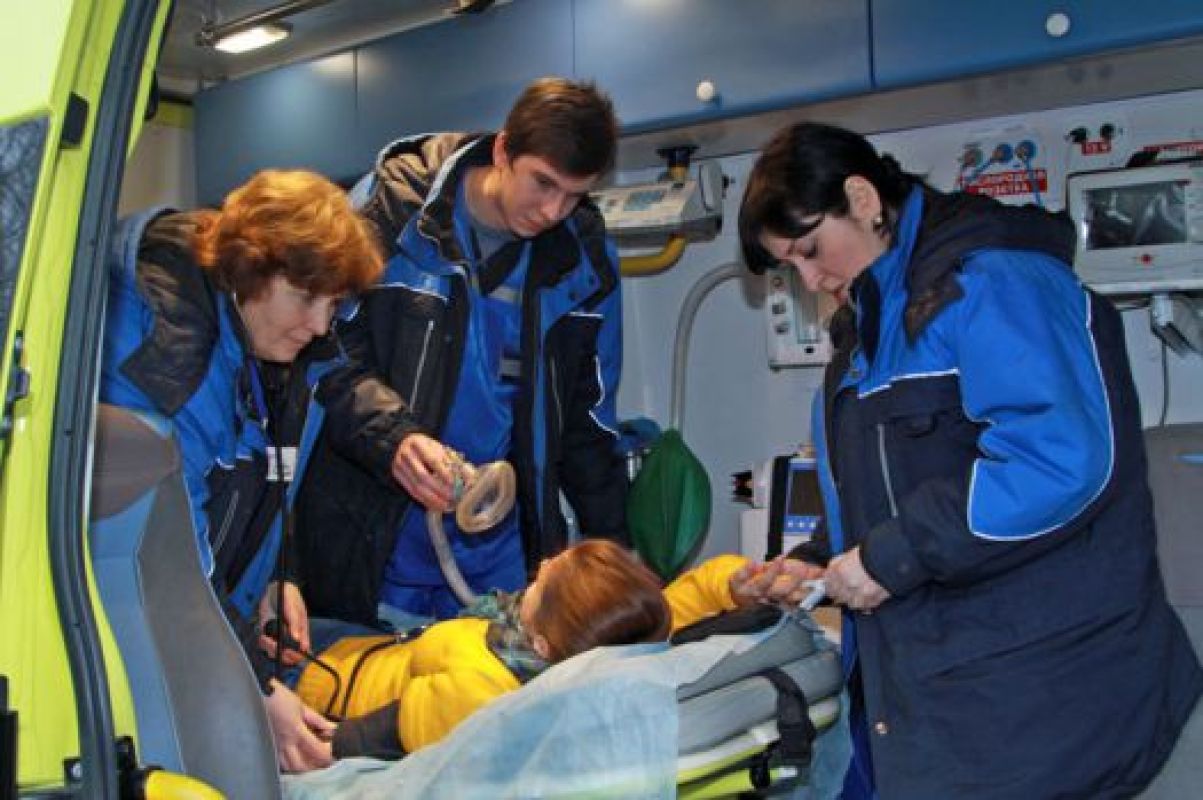 Хотя закон даёт возможность неотложной помощи дольше ехать до пациента,
в случае летального исхода виноваты всё равно будут врачи