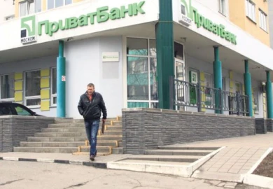 Вкладчики забирают деньги из банка украинского олигарха