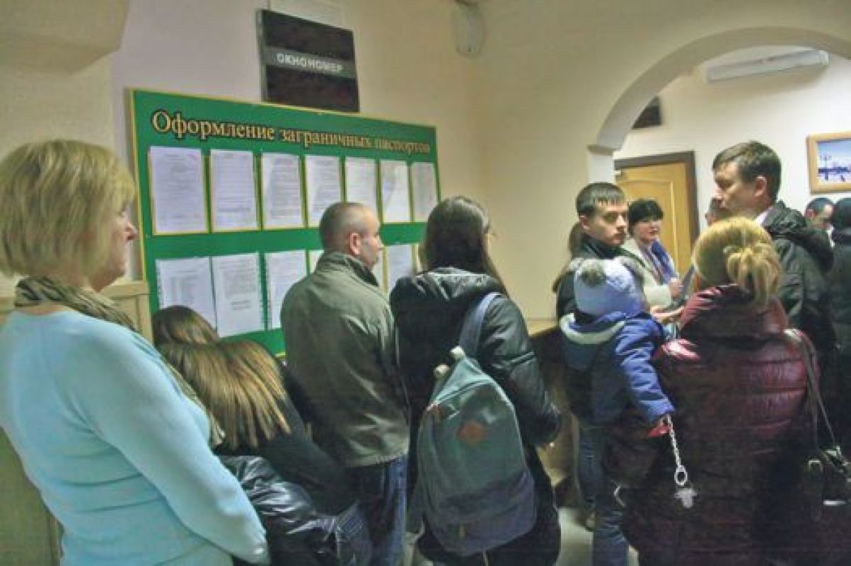 Пока политики борются за власть, обычные люди боятся оставить без помощи своих родных