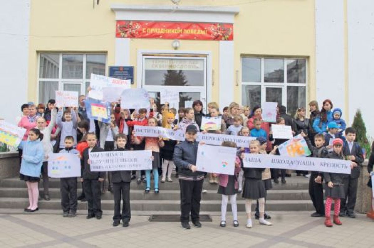 В то время как дети просят, чтобы их школу не закрывали, учителя предпочитают отмалчиваться