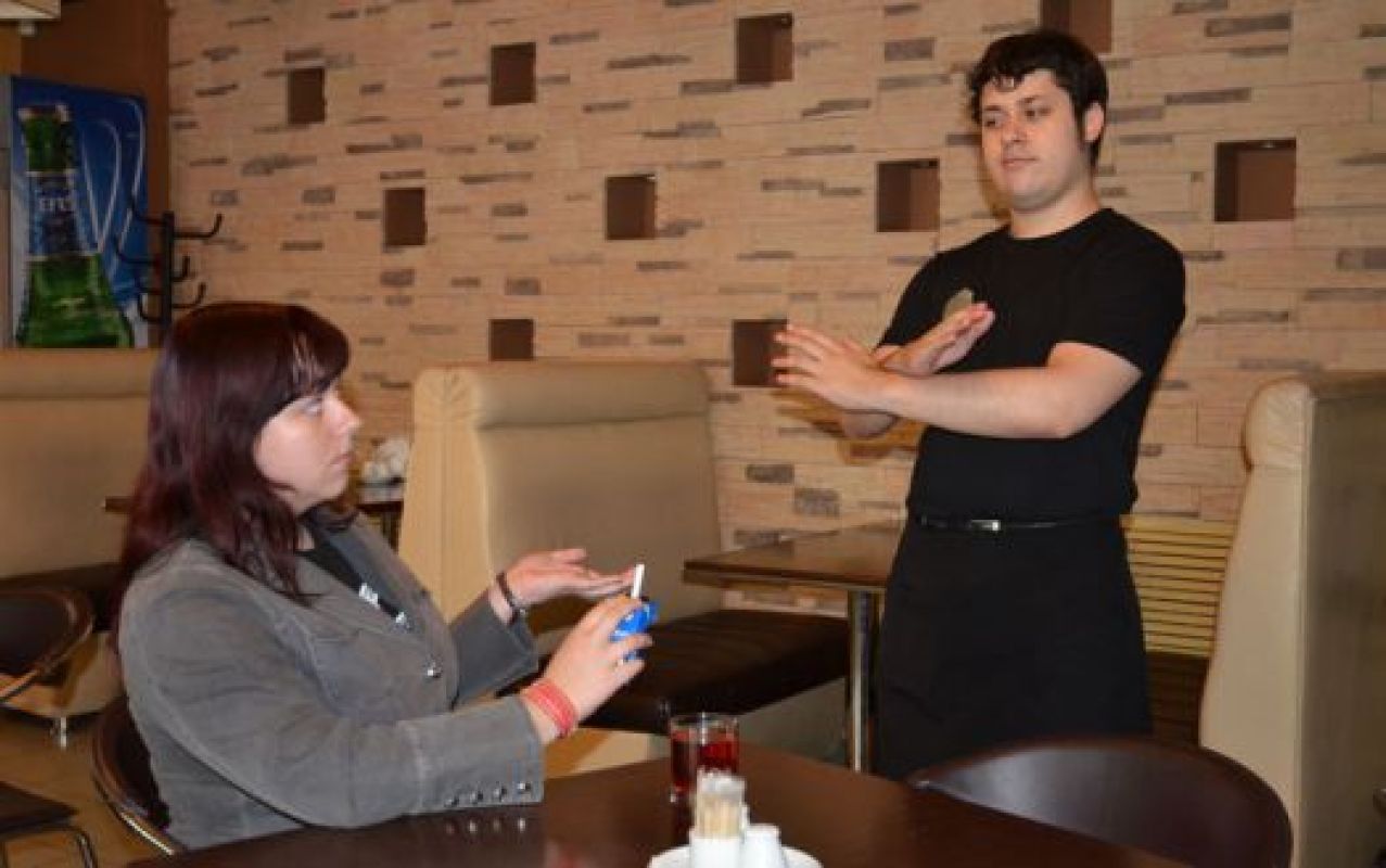 Ни в одном из баров, где побывали наши корреспонденты, им не разрешили закурить