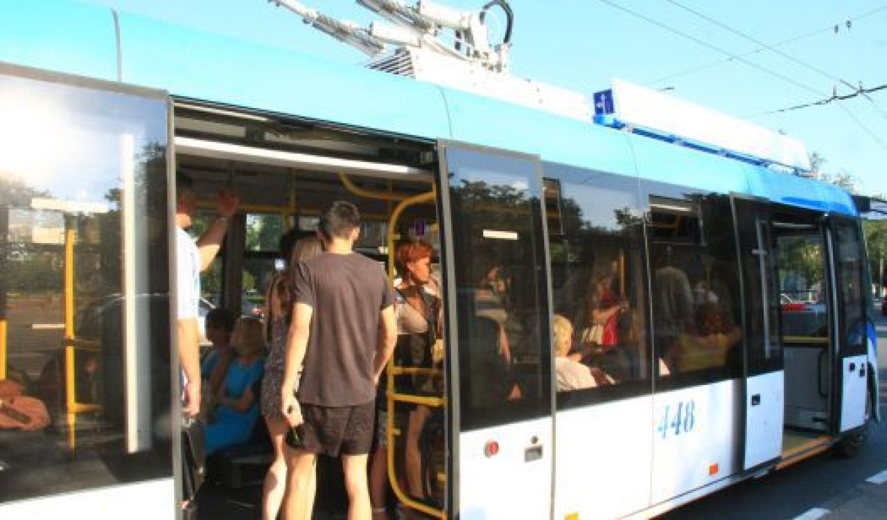 В Белгороде на велосипедиста упал троллейбусный крепежный трос