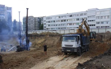 На месте школьного бассейна построят многоэтажку