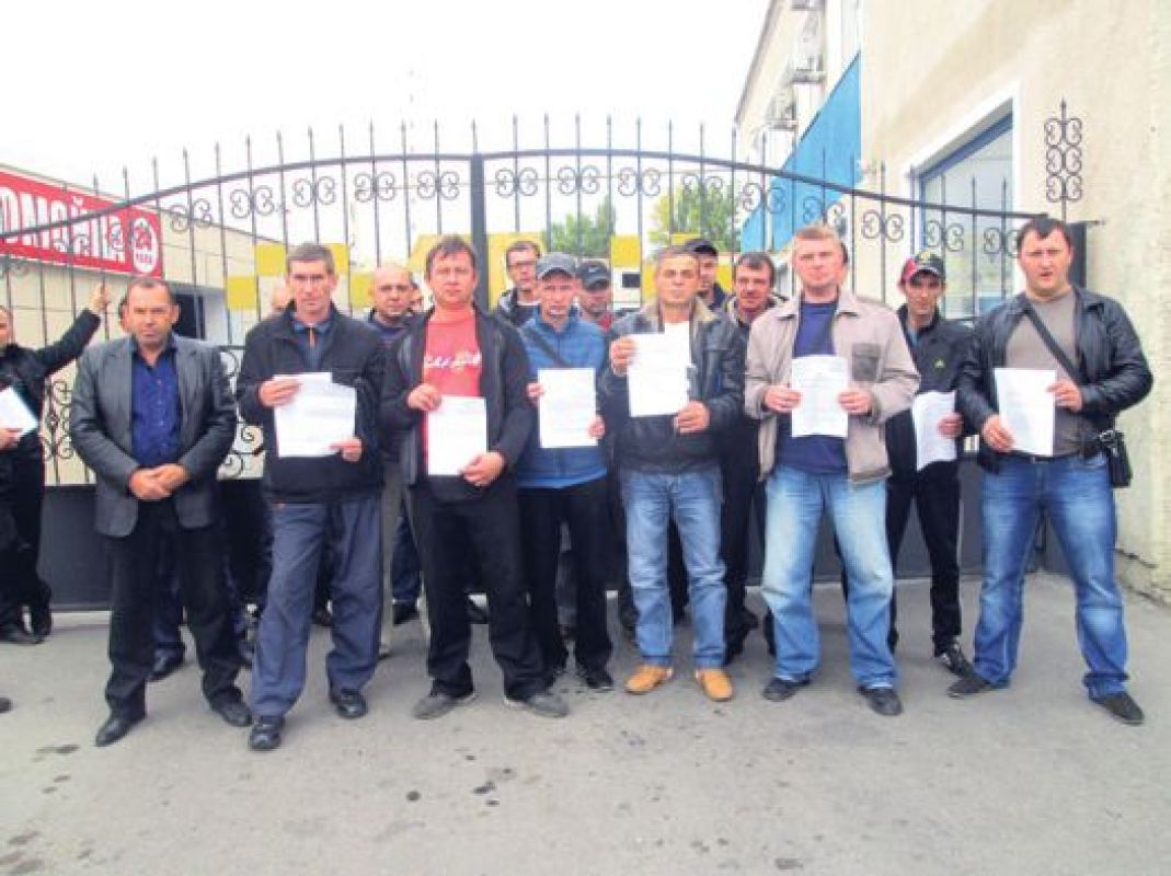 Автобусы со штрафстоянки водителям обещают отдать после оплаты штрафов
за неправильную парковку. О судьбе автобусов, оказавшихся на стоянке МУП «Городской пассажирский транспорт», ничего не говорят.