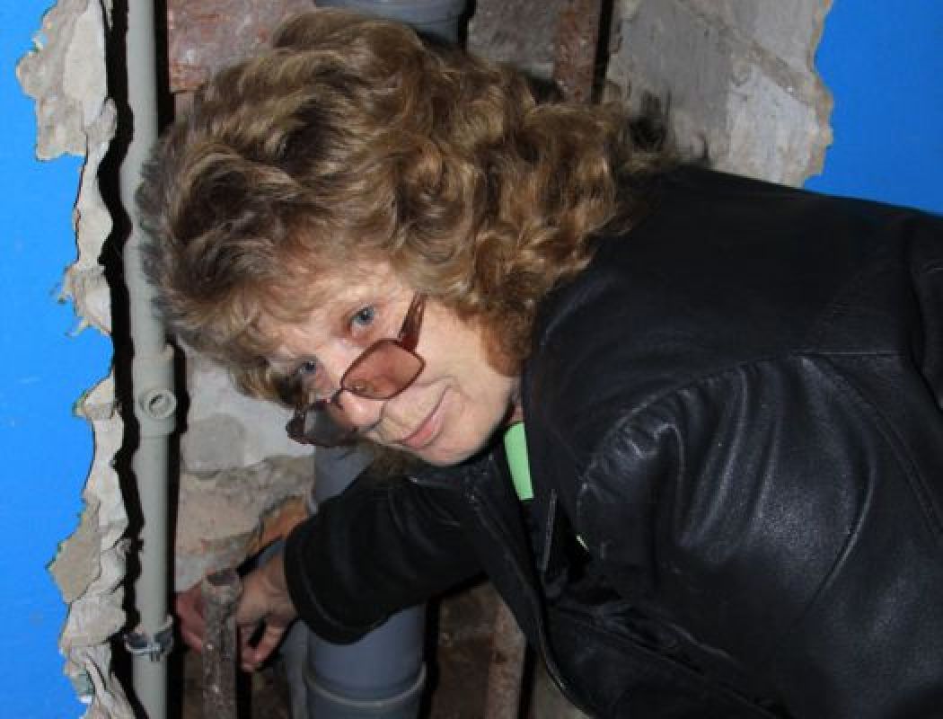 Обсудить с соседями последние новости люди теперь могут через дыры в стенах подъезда