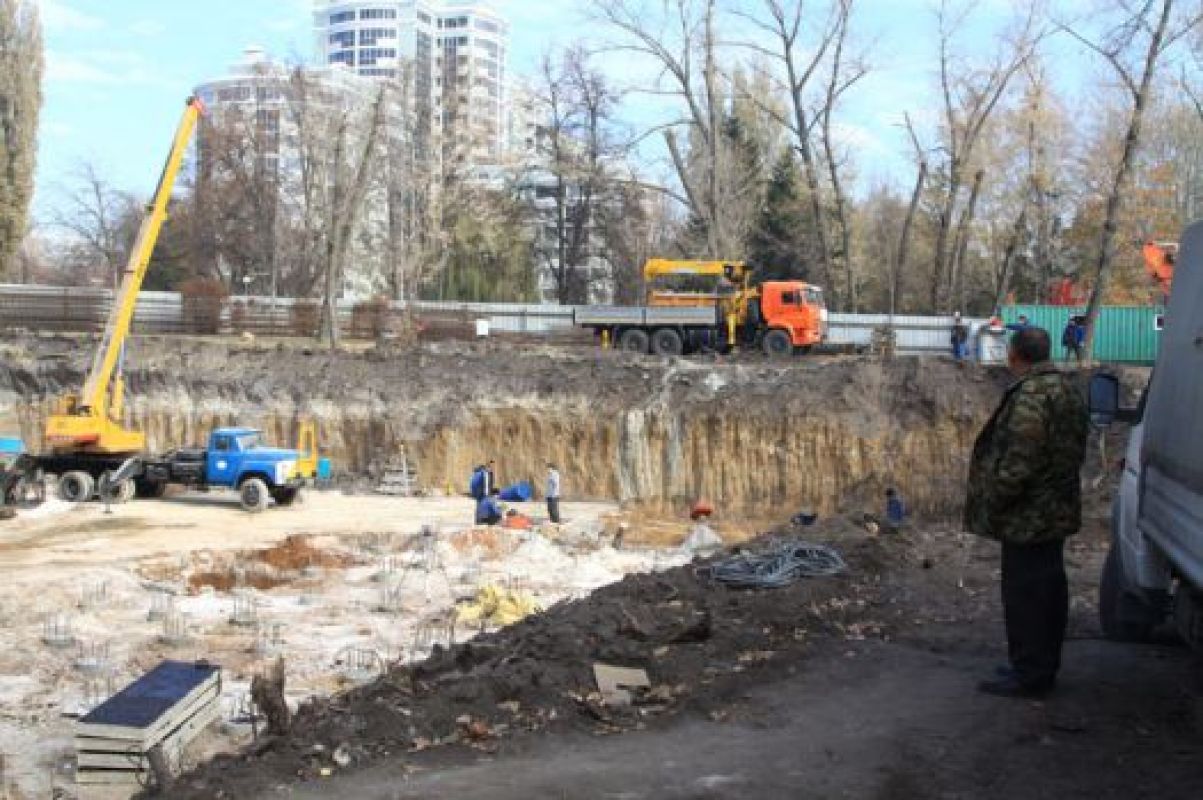 Там, где раньше гуляли мамы с колясками, теперь шумит строительная техника