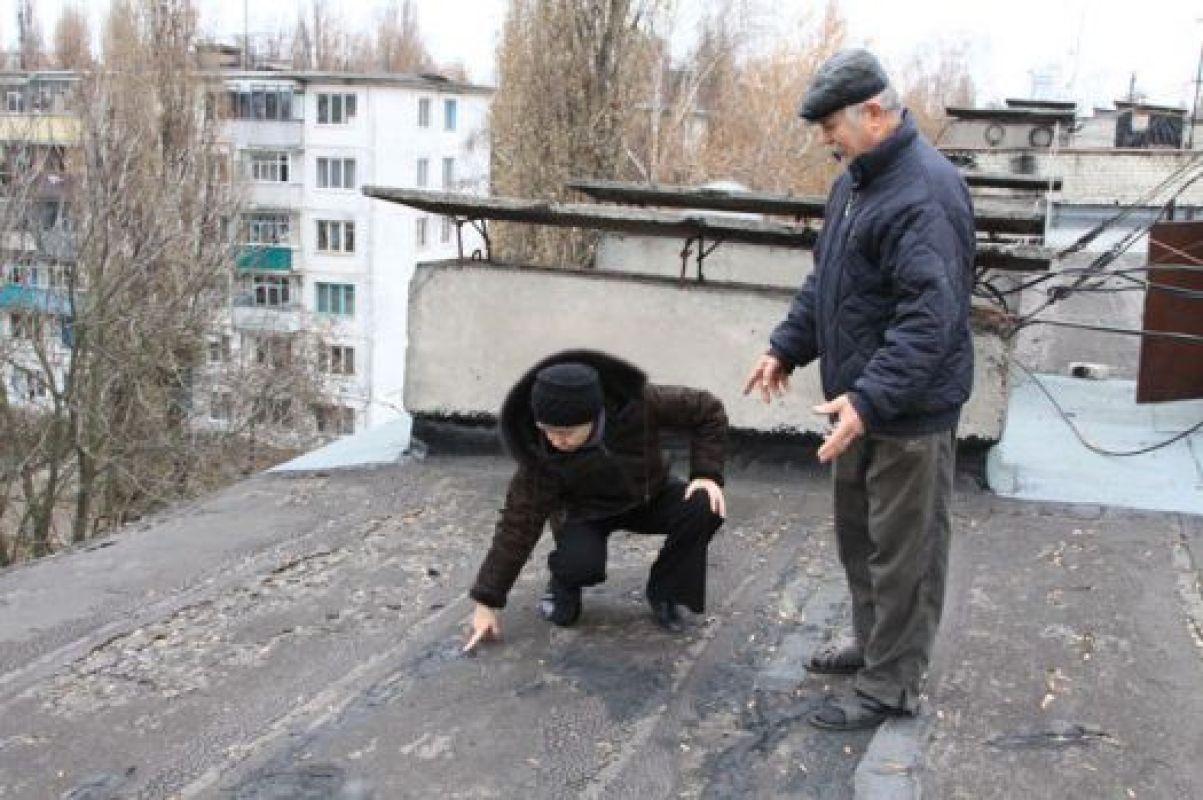 Жильцы утверждают: крыша пошла трещинами после начала стройки по соседству с их домом