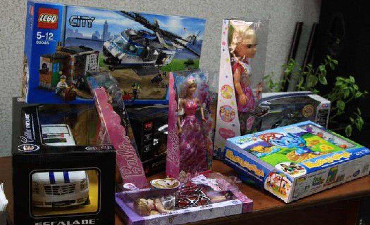 Белгородцы начали приносить подарки для участников акции "Стань волшебником"